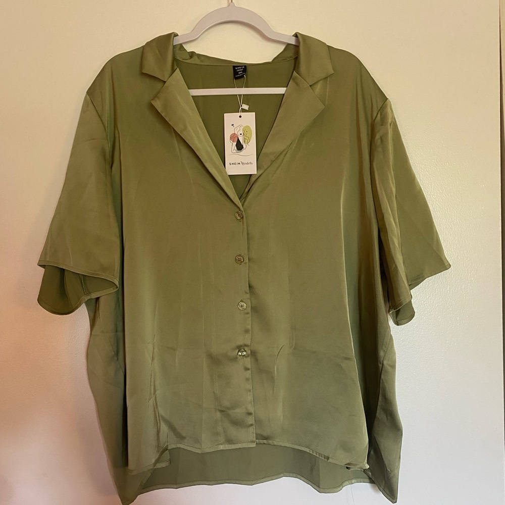 Silky NWT Button Up Top